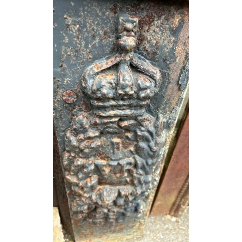 1228 - AN ORNATE CAST IRON FIRE GRATE, MISSING BACK, 54CM (H) X 83CM (W) X 27CM (D) / ALL LOTS ARE LOCATED ... 