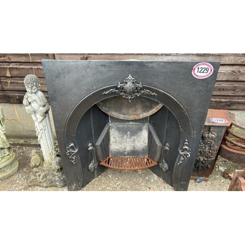 1229 - A CAST IRON FIRE SURROUND AND INSERT, 96.5CM (H) X 91.5CM (W) X 30CM (D) / ALL LOTS ARE LOCATED IN S... 