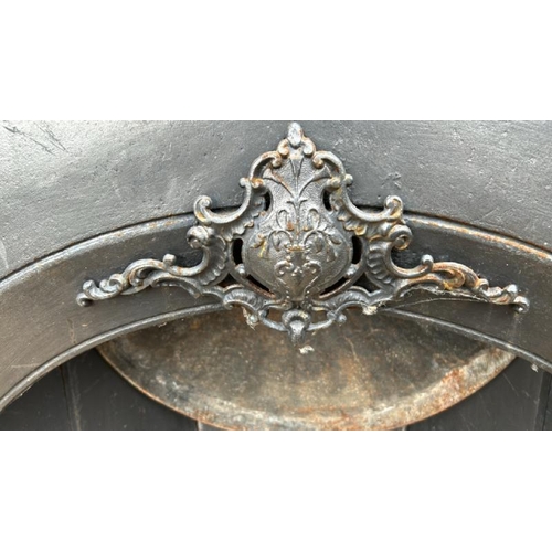 1229 - A CAST IRON FIRE SURROUND AND INSERT, 96.5CM (H) X 91.5CM (W) X 30CM (D) / ALL LOTS ARE LOCATED IN S... 