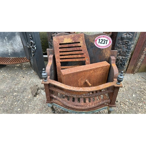 1231 - A CAST IRON FIRE GRATE AND BACK, WITH BRASS FEATURES, 55CM (H) X 44CM (W) X 30CM (D) / ALL LOTS ARE ... 