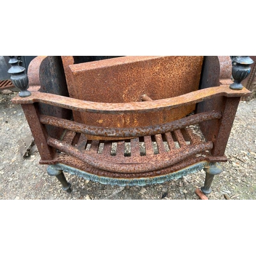 1231 - A CAST IRON FIRE GRATE AND BACK, WITH BRASS FEATURES, 55CM (H) X 44CM (W) X 30CM (D) / ALL LOTS ARE ... 