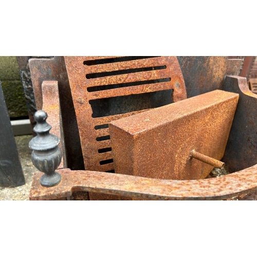 1231 - A CAST IRON FIRE GRATE AND BACK, WITH BRASS FEATURES, 55CM (H) X 44CM (W) X 30CM (D) / ALL LOTS ARE ... 