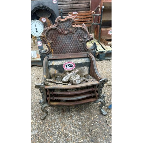 1235 - AN ORNATE CAST IRON FIRE GRATE AND BACK, WITH BRASS FEATURES, 74CM (H) X 49CM (W) X 30CM (D) / ALL L... 