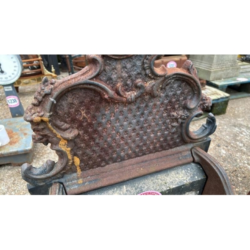 1235 - AN ORNATE CAST IRON FIRE GRATE AND BACK, WITH BRASS FEATURES, 74CM (H) X 49CM (W) X 30CM (D) / ALL L... 