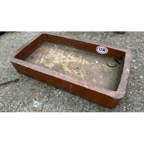 1236 - A SALT GLAZED SINK WITH DRAIN HOLE AND PLUG BY RUABON, 15CM (H) X 91CM (W) X 50CM (D) / ALL LOTS ARE... 