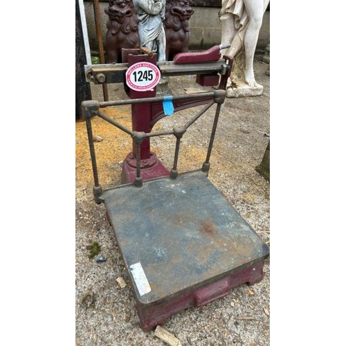 1245 - AN OLD SET OF WEIGHING SCALES, 48CM (H) / ALL LOTS ARE LOCATED IN SL0 9LG, REGRETFULLY WE DO NOT OFF... 