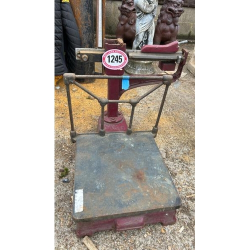 1245 - AN OLD SET OF WEIGHING SCALES, 48CM (H) / ALL LOTS ARE LOCATED IN SL0 9LG, REGRETFULLY WE DO NOT OFF... 