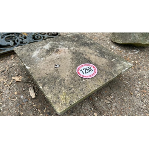 1258 - A RECONSTITUTED STONE PIER CAP IN PYRAMID FORM, 15CM (H) X 48CM SQUARED / ALL LOTS ARE LOCATED IN SL... 