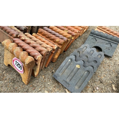 1259 - APPROX X37 ROLL TOP, SALT GLAZED, TERRACOTTA AND BLUE GARDEN EDGING, EACH APPROX 23.5CM (L) / ALL LO... 