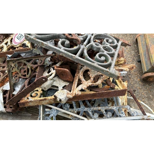 1261 - A LARGE QUANTITY OF WROUGHT AND RIGHT ANGLED CAST IRON BRACKETS AND SECTIONS / ALL LOTS ARE LOCATED ... 