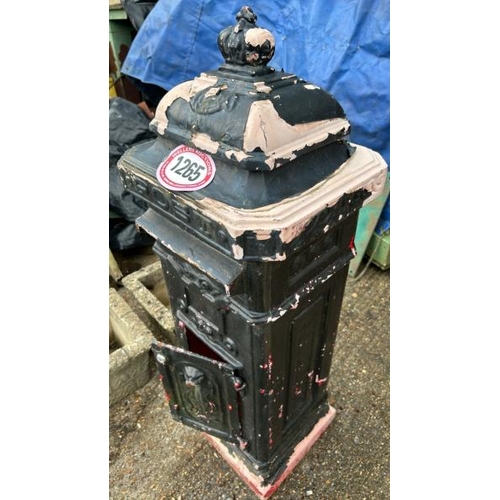 1265 - A PAINTED CAST IRON POST BOX, 100CM (H) X 36CM (W) X 33CM (D) / ALL LOTS ARE LOCATED IN SL0 9LG, REG... 