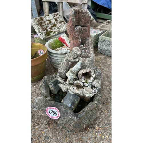 1269 - A RECONSTITUTED STONE GARDEN FOUNTAIN/POND FEATURE, 75CM (H) X 55CM (W) X 70CM (H) / ALL LOTS ARE LO... 