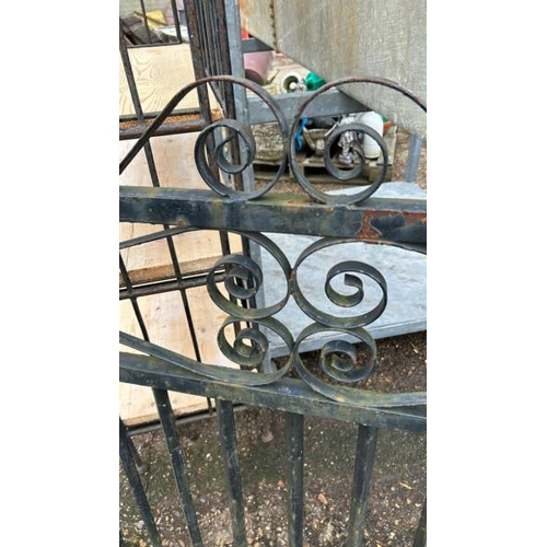 1275 - A SINGLE CAST AND WROUGHT IRON GATE SECTION, 103CM (H) X 107CM (W)  / ALL LOTS ARE LOCATED IN SL0 9L... 