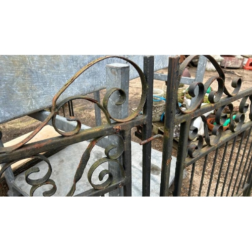 1276 - A PAIR OF CAST AND WROUGHT IRON GATES WITH BARLEY TWIST MID SECTIONS, 116CM (H) X 103.5CM (W) / ALL ... 