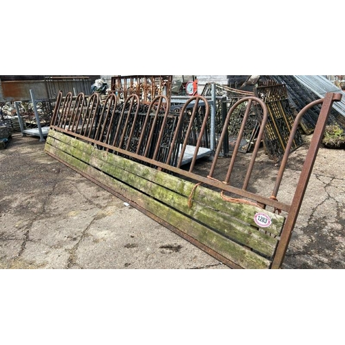 1283 - A LARGE CAST IRON FEED BARRIER, 118CM (H) X 452.5CM (L) / ALL LOTS ARE LOCATED IN SL0 9LG, REGRETFUL... 