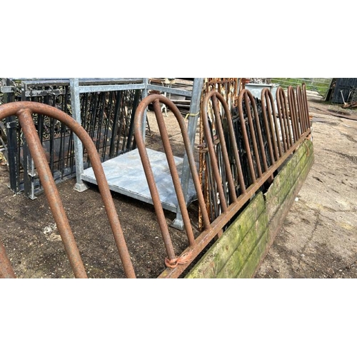 1283 - A LARGE CAST IRON FEED BARRIER, 118CM (H) X 452.5CM (L) / ALL LOTS ARE LOCATED IN SL0 9LG, REGRETFUL... 