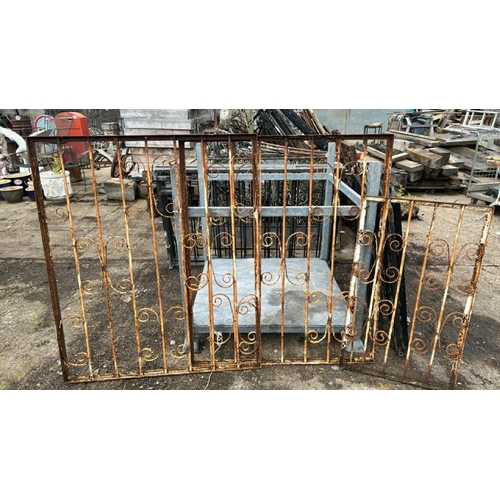 1286 - A PAIR OF CAST AND WROUGHT IRON GATES, 128CM (H) X 107CM (W) / ALL LOTS ARE LOCATED IN SL0 9LG, REGR... 