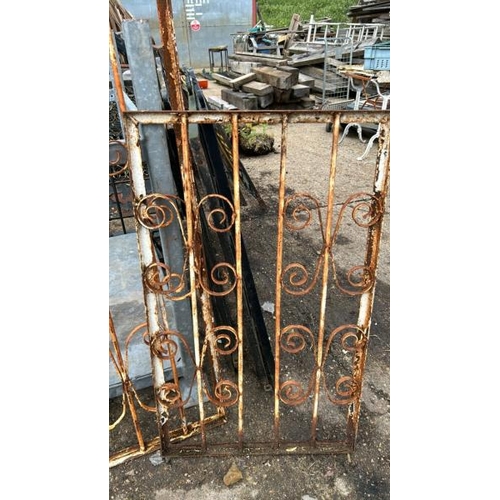 1286 - A PAIR OF CAST AND WROUGHT IRON GATES, 128CM (H) X 107CM (W) / ALL LOTS ARE LOCATED IN SL0 9LG, REGR... 