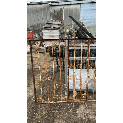 1286 - A PAIR OF CAST AND WROUGHT IRON GATES, 128CM (H) X 107CM (W) / ALL LOTS ARE LOCATED IN SL0 9LG, REGR... 