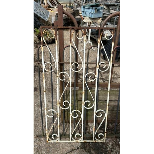 1287 - A SINGLE CAST AND WROUGHT IRON GATE SECTION, 111.5CM (H) X 65CM (W) / ALL LOTS ARE LOCATED IN SL0 9L... 