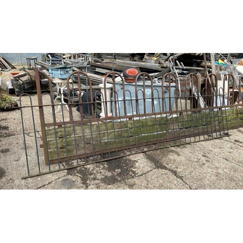 1288 - A PAIR OF PARK RAILINGS, 94.5CM (H) X 181CM (W) / ALL LOTS ARE LOCATED IN SL0 9LG, REGRETFULLY WE DO... 