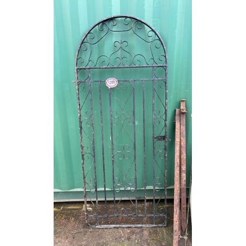 1289 - A CAST AND WROUGHT IRON GARDEN GATE, 195CM (H) X 82CM (W) / ALL LOTS ARE LOCATED IN SL0 9LG, REGRETF... 