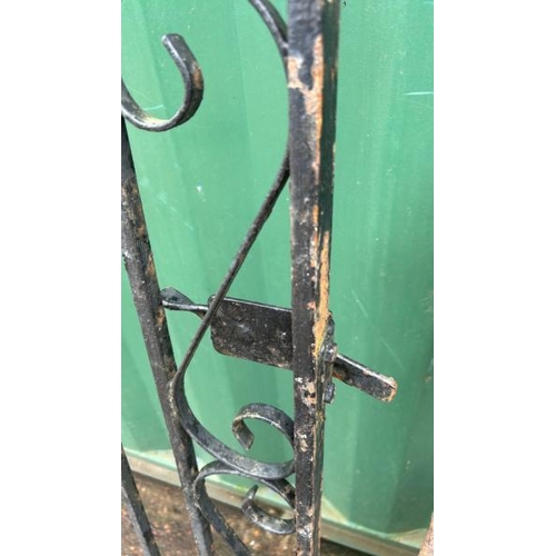 1289 - A CAST AND WROUGHT IRON GARDEN GATE, 195CM (H) X 82CM (W) / ALL LOTS ARE LOCATED IN SL0 9LG, REGRETF... 