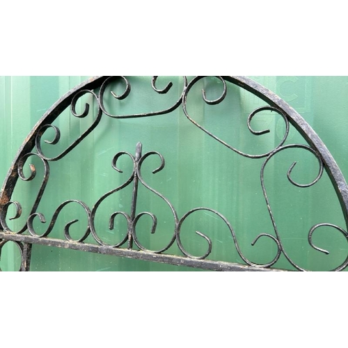 1289 - A CAST AND WROUGHT IRON GARDEN GATE, 195CM (H) X 82CM (W) / ALL LOTS ARE LOCATED IN SL0 9LG, REGRETF... 