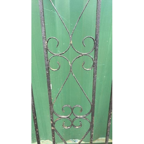 1289 - A CAST AND WROUGHT IRON GARDEN GATE, 195CM (H) X 82CM (W) / ALL LOTS ARE LOCATED IN SL0 9LG, REGRETF... 