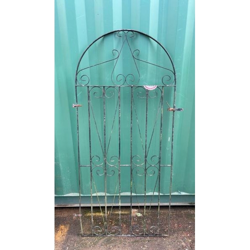 1290 - A CAST AND WROUGHT IRON GARDEN GATE, 178CM (H) X 80CM (W) / ALL LOTS ARE LOCATED IN SL0 9LG, REGRETF... 