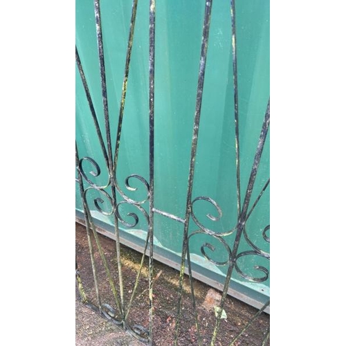 1290 - A CAST AND WROUGHT IRON GARDEN GATE, 178CM (H) X 80CM (W) / ALL LOTS ARE LOCATED IN SL0 9LG, REGRETF... 