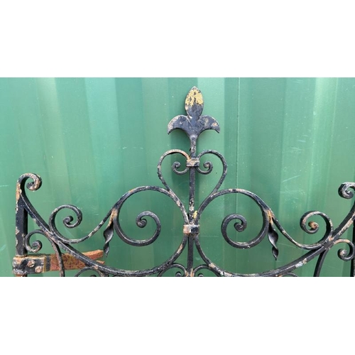 1291 - AN ORNATE WROUGHT IRON GATE, 172CM (H) X 84CM (W) / ALL LOTS ARE LOCATED IN SL0 9LG, REGRETFULLY WE ... 