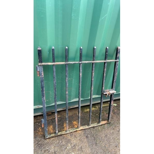 1292 - A SINGLE CAST IRON RAILING SECTION, 103CM (H) X 89CM (W) / ALL LOTS ARE LOCATED IN SL0 9LG, REGRETFU... 