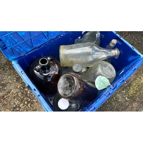 1299 - ASSORTED GLASS BOTTLES / ALL LOTS ARE LOCATED IN SL0 9LG, REGRETFULLY WE DO NOT OFFER SHIPPING, BUYE... 