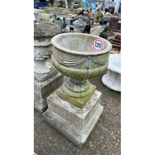 1315 - TWO MATCHING STONE PLINTHS WITH TWO NON MATCHING URNS, BOTH 70CM (H) OVERALL / ALL LOTS ARE LOCATED ... 