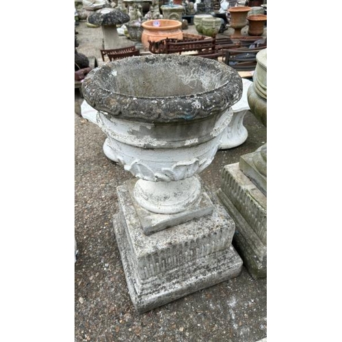 1315 - TWO MATCHING STONE PLINTHS WITH TWO NON MATCHING URNS, BOTH 70CM (H) OVERALL / ALL LOTS ARE LOCATED ... 