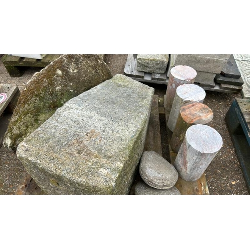 1325 - A PALLET OF STONEWARE AND MARBLE INCL. A YORKSTONE FOUNTAIN FEATURE AND FOUR SMALL MARBLE COLUMNS / ... 