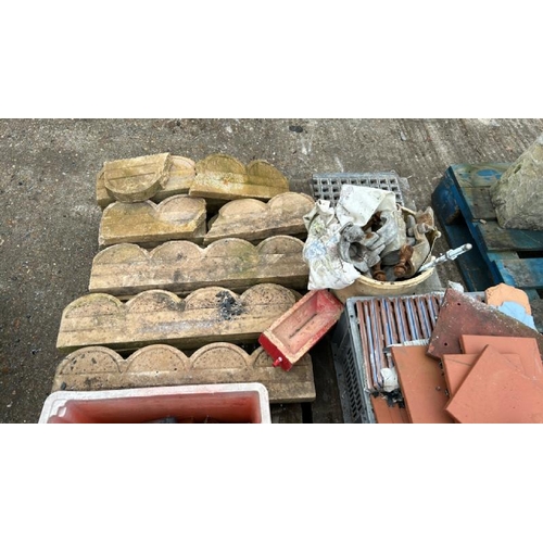 1330 - A PALLET OF ASSORTED MATERIALS INCL. ROPE EDGING, TERRACOTTA TILES AND SCAFFOLDING CLIPS / ALL LOTS ... 