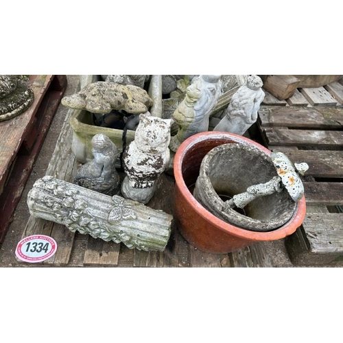 1334 - A PALLET OF ASSORTED RECONSTITUTED STONE GARDEN FEATURES INCL. ORNAMENTS, BIRDBATH TOPS AND PLANTERS... 