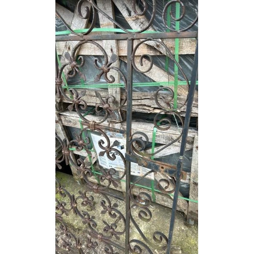 1346 - A CAST AND WROUGHT IRON GARDEN GATE, 182CM (H) X 86CM (W) / ALL LOTS ARE LOCATED IN SL0 9LG, REGRETF... 