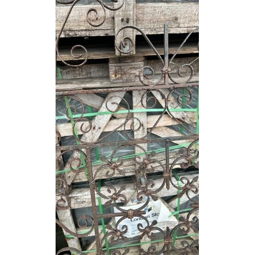 1346 - A CAST AND WROUGHT IRON GARDEN GATE, 182CM (H) X 86CM (W) / ALL LOTS ARE LOCATED IN SL0 9LG, REGRETF... 