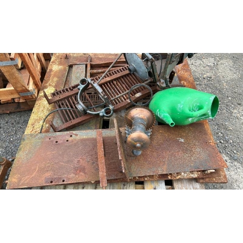 1356 - A PALLET OF ASSORTED IRONMONGERY / ALL LOTS ARE LOCATED IN SL0 9LG, REGRETFULLY WE DO NOT OFFER SHIP... 