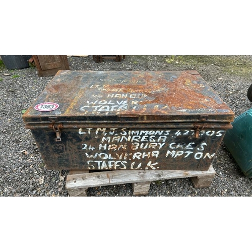 1363 - AN OLD METAL MILITARY CHEST, 38CM (H) X 89CM (W) X 52CM (D) / ALL LOTS ARE LOCATED IN SL0 9LG, REGRE... 