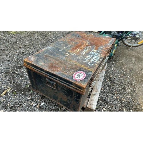 1363 - AN OLD METAL MILITARY CHEST, 38CM (H) X 89CM (W) X 52CM (D) / ALL LOTS ARE LOCATED IN SL0 9LG, REGRE... 