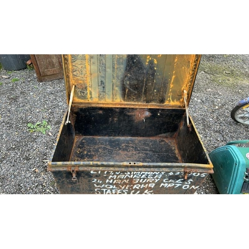 1363 - AN OLD METAL MILITARY CHEST, 38CM (H) X 89CM (W) X 52CM (D) / ALL LOTS ARE LOCATED IN SL0 9LG, REGRE... 