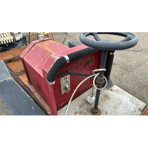 1367 - A VINTAGE ELECTRIC CHILDRENS CAR RIDE / ALL LOTS ARE LOCATED IN SL0 9LG, REGRETFULLY WE DO NOT OFFER... 