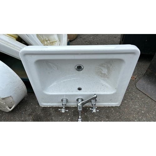 1369 - A PALLET OF ASSORTED SANITARYWARE / ALL LOTS ARE LOCATED IN SL0 9LG, REGRETFULLY WE DO NOT OFFER SHI... 
