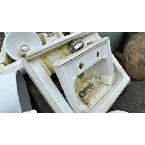 1369 - A PALLET OF ASSORTED SANITARYWARE / ALL LOTS ARE LOCATED IN SL0 9LG, REGRETFULLY WE DO NOT OFFER SHI... 
