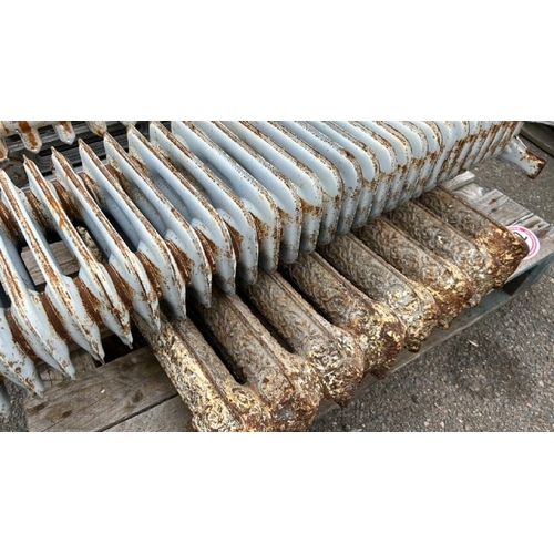 1372 - FIVE VINTAGE CAST IRON RADIATORS / ALL LOTS ARE LOCATED IN SL0 9LG, REGRETFULLY WE DO NOT OFFER SHIP... 