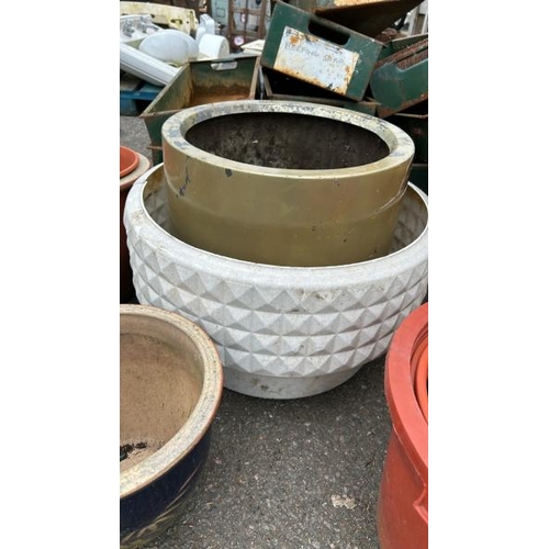 1381 - A LARGE QUANTITY OF ASSORTED RESIN AND TERRACOTTA POTS / ALL LOTS ARE LOCATED IN SL0 9LG, REGRETFULL... 